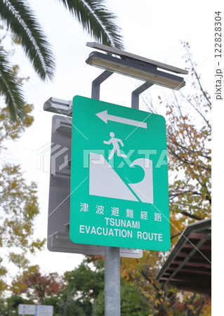 津波避難経路の看板 122828304
