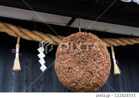 京都市伏見　酒造メーカーの酒蔵の杉玉 122828333