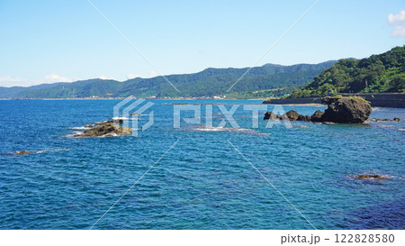 新潟県糸魚川の風景（能生海洋公園から見る海岸） 122828580
