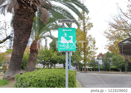 津波避難経路の看板 122828602