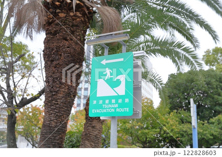 津波避難経路の看板 122828603
