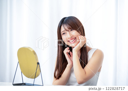 鏡で肌を確認する日本人女性 122828717