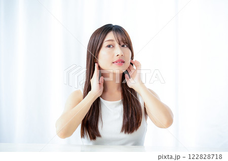 肌を確認する日本人女性 122828718