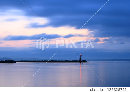 灯台 朝焼けの海 防波堤灯台(石川県 珠洲市 能登) 灯台 朝焼けの海 防波堤灯台(石川県 珠洲市 能登) 122828731