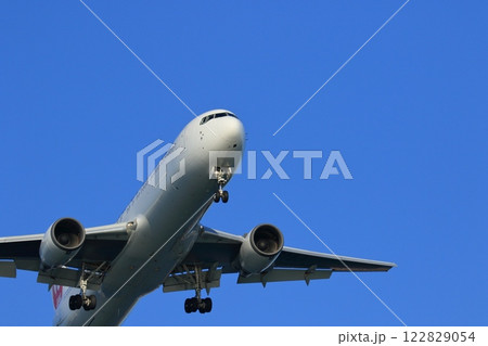 羽田空港に着陸する旅客機　飛行機の着陸進入 122829054