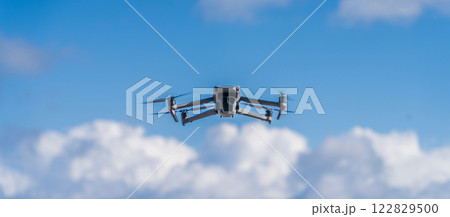 青空を飛行するドローン 青空を飛行するドローン 122829500