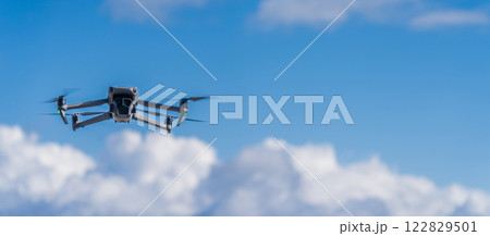 青空を飛行するドローン 青空を飛行するドローン 122829501