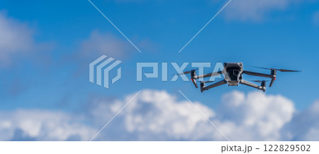 青空を飛行するドローン 青空を飛行するドローン 122829502