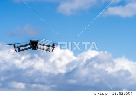 青空を飛行するドローン 122829504