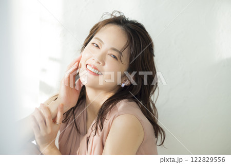 美しいミドル女性のポートレート　 122829556