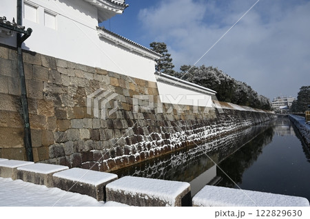 二条城(元離宮二条城)東大手門の水堀と積雪 二条城(元離宮二条城)東大手門の水堀と積雪 122829630