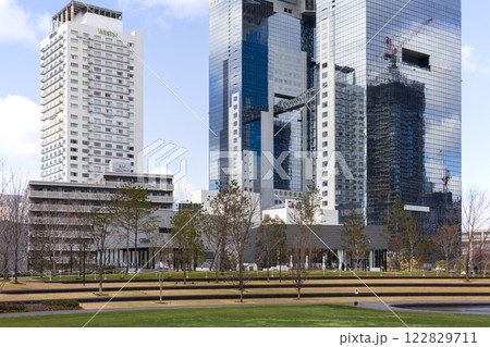 大阪、梅田のビルの風景 122829711