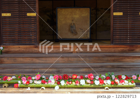 京都　春の霊鑑寺の大玄関 122829713