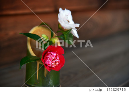 竹の花器の椿の花 122829716