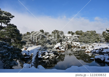二条城(元離宮二条城)二の丸庭園の雪景色 二条城(元離宮二条城)二の丸庭園の雪景色 122830632