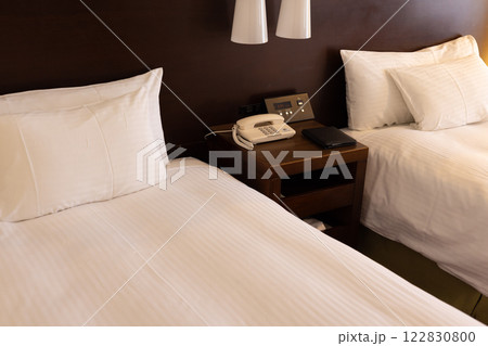 ホテルのツインルームのベッド 122830800