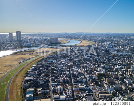 空撮「千葉県」江戸川松戸市付近上空から下流方向を望む 松戸市 空撮「千葉県」江戸川松戸市付近上空から下流方向を望む 松戸市 122830891
