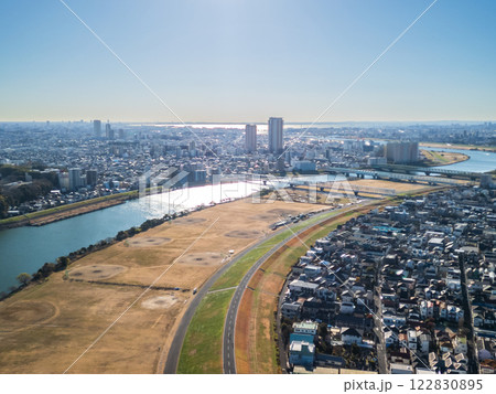 空撮「千葉県」江戸川松戸市付近上空から下流方向を望む 松戸市 空撮「千葉県」江戸川松戸市付近上空から下流方向を望む 松戸市 122830895