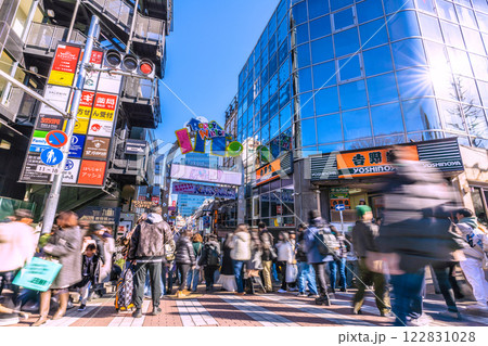 日本の東京都市景観インバウンド続く、脅威の人出、外国人観光客で賑わう原宿・竹下通り。新時代に希望の光 122831028