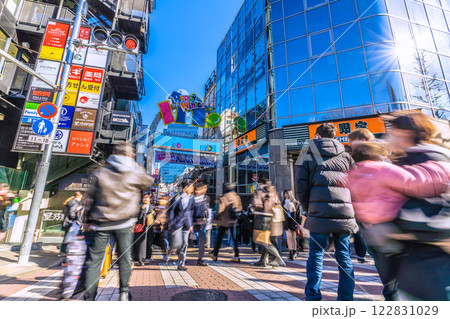 日本の東京都市景観インバウンド続く、脅威の人出、外国人観光客で賑わう原宿・竹下通り。新時代に希望の光 122831029