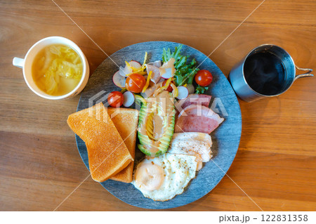 アボカドとトーストとサラダチキンの栄養満点モーニングプレート アボカドとトーストとサラダチキンの栄養満点モーニングプレート 122831358