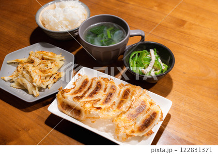 焼き餃子と彩り副菜のバランス和中華定食 焼き餃子と彩り副菜のバランス和中華定食 122831371