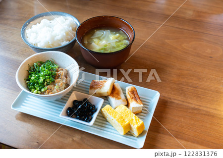栄養満点の和朝食セット ご飯と味噌汁付き 122831376