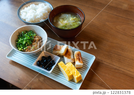 栄養満点の和朝食セット ご飯と味噌汁付き 栄養満点の和朝食セット ご飯と味噌汁付き 122831378