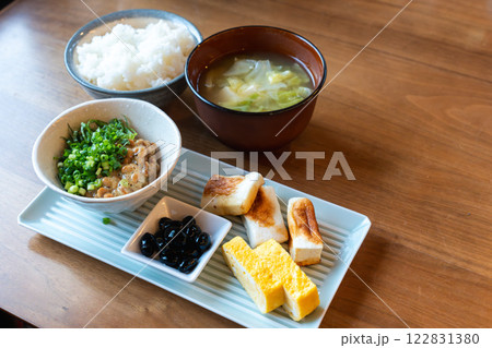 栄養満点の和朝食セット ご飯と味噌汁付き 122831380