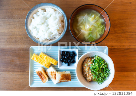 栄養満点の和朝食セット ご飯と味噌汁付き 122831384