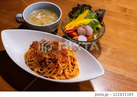 ボロネーゼパスタと彩り野菜サラダの洋食ディナー ボロネーゼパスタと彩り野菜サラダの洋食ディナー 122831385