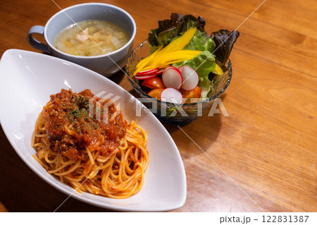ボロネーゼパスタと彩り野菜サラダの洋食ディナー 122831387