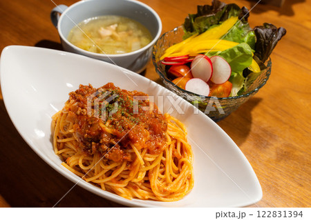 ボロネーゼパスタと彩り野菜サラダの洋食ディナー 122831394