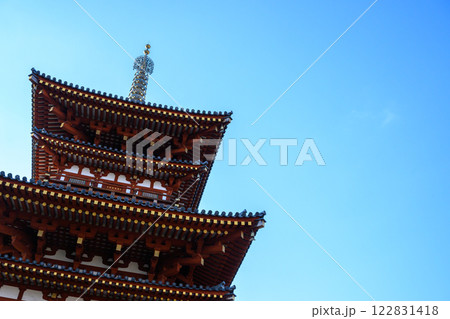 青空に映える薬師寺西塔 122831418
