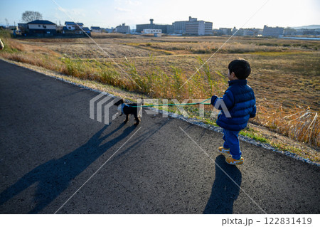 河川敷で遊ぶ幼児と犬 122831419