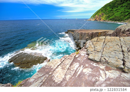 中国地方・須佐ホルンフェルス・断崖の上から、断層の畳岩に叩き付ける波を眺める・山口県萩市須佐(1) 122831584