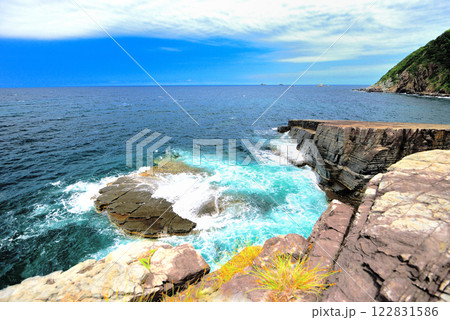中国地方・須佐ホルンフェルス・断崖の上から、断層の畳岩に叩き付ける波を眺める・山口県萩市須佐(3) 122831586