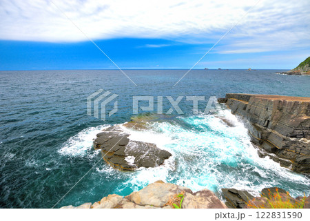中国地方・須佐ホルンフェルス・柵のない断崖から断層の畳岩へ押し寄せる波を眺める・山口県萩市須佐(3) 中国地方・須佐ホルンフェルス・柵のない断崖から断層の畳岩へ押し寄せる波を眺める・山口県萩市須佐(3) 122831590