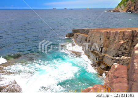 中国地方・須佐ホルンフェルス・柵のない断崖から断層の畳岩へ押し寄せる波を眺める・山口県萩市須佐(5) 122831592