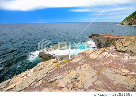 中国地方・須佐ホルンフェルス・柵のない断崖にドキドキしながら畳岩を眺める・山口県萩市須佐(1) 122831595