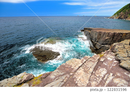 中国地方・須佐ホルンフェルス・柵のない断崖にドキドキしながら畳岩を眺める・山口県萩市須佐(2) 122831596