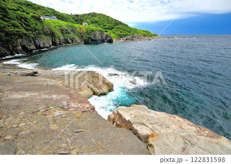 中国地方・須佐ホルンフェルス・畳岩の手前にある千畳敷と呼ばれるスペースの眺め・山口県萩市須佐(1) 122831598
