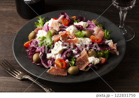 生ハムとモッツアレラのサラダ 122831750