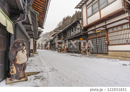 冬の奈良井宿　雪降る宿場町 122831831