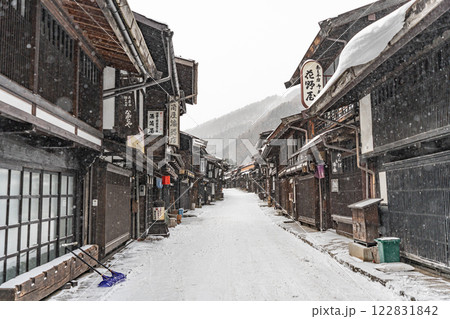 冬の奈良井宿　雪降る宿場町 122831842