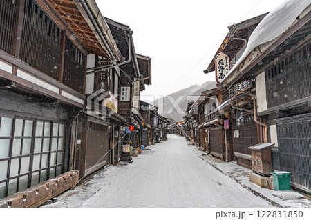 冬の奈良井宿 雪降る宿場町 冬の奈良井宿 雪降る宿場町 122831850