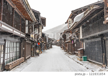 冬の奈良井宿　雪降る宿場町 122831854