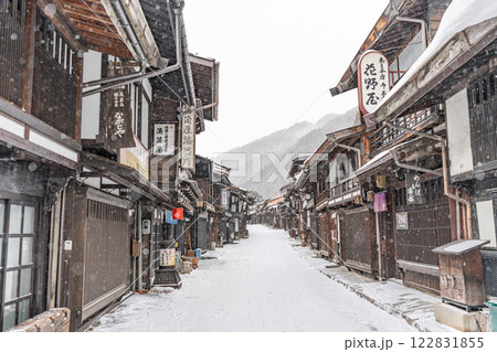 冬の奈良井宿 雪降る宿場町 冬の奈良井宿 雪降る宿場町 122831855
