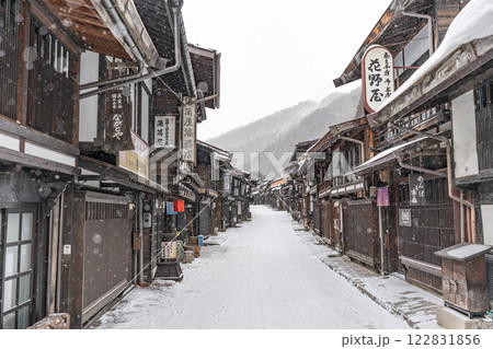 冬の奈良井宿 雪降る宿場町 冬の奈良井宿 雪降る宿場町 122831856
