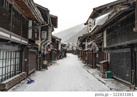 冬の奈良井宿　雪降る宿場町 122831861
